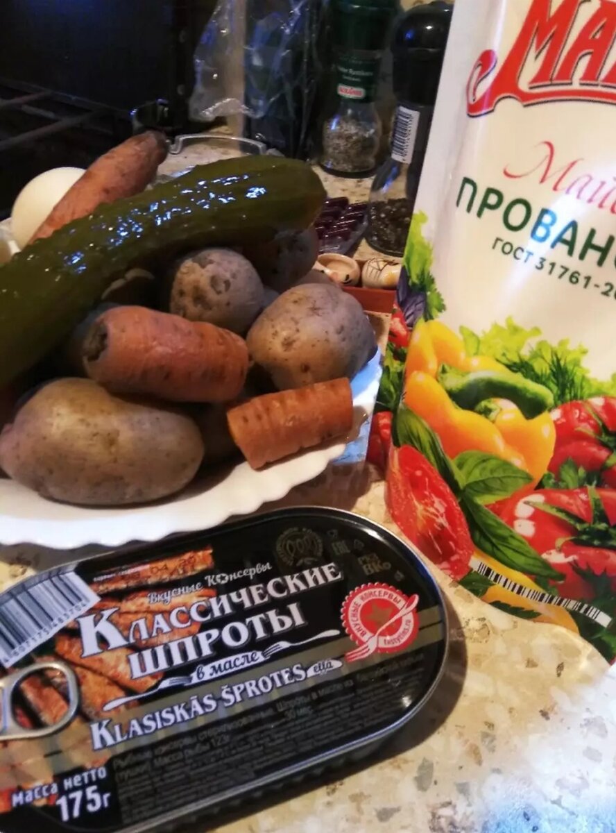 Подготовить ингредиенты. Овощи и яйца отварить и почистить,натереть на тёрке.  Перец и лук нарезать кубиками и смешать.