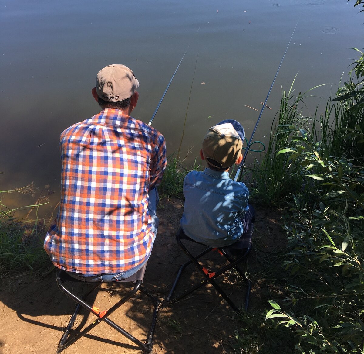 Детишек лучше всего приучать к рыбной ловле с поплавочной удочки. Фото: автор