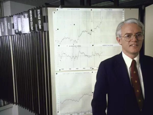 Питер Линч  «Ваше преимущество как инвестора заключается не в том, чтобы следовать советам профессионалов с Уолл-стрит. Преимущество в хорошем знании компании или отрасли, в которую вы инвестируете. Благодаря этому вы можете превзойти профессионалов».