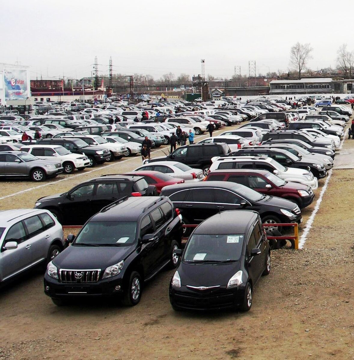 Где дешевле автомобили. Рынок автомобилей. Конфискованные автомобили. Рынок легковых автомобилей. Продажа машин.