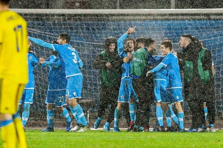 Сан-Марино празднует гол единственный гол на стадии отбора в ворота Казахстана. 2019 год. Источник: https://img.championat.com/s/735x490/news/big/g/h/sbornaja-san-marino-vpervye-zabila-v-otbore_15739385951081396595.jpg