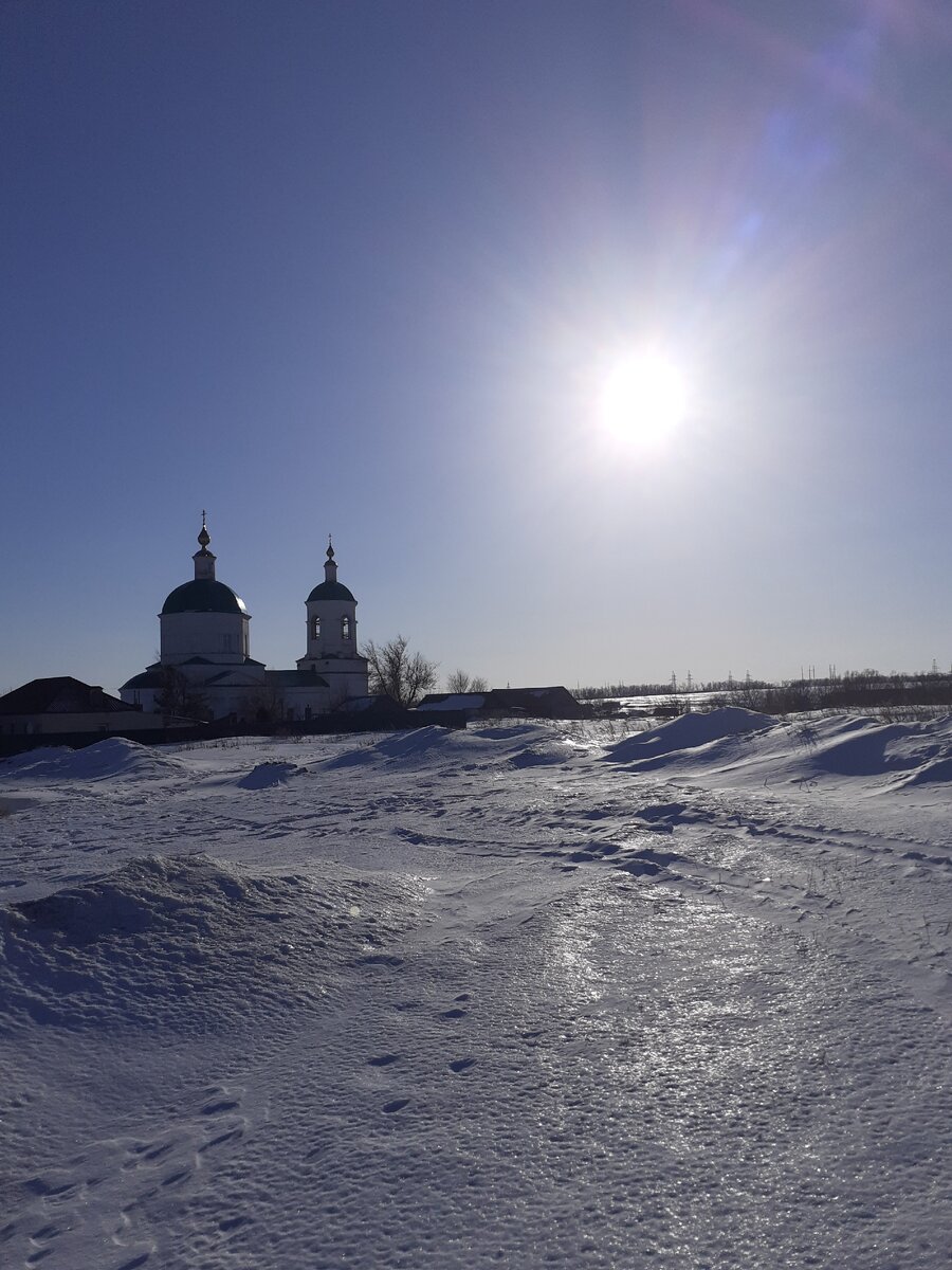 Солнце висело в небе, и говорило нам:" Да всё будет хорошо, хороший дом, надо брать!").