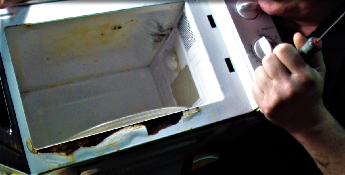 Справа видна крышка из слюды, закрывающая канал СВЧ энергии. 