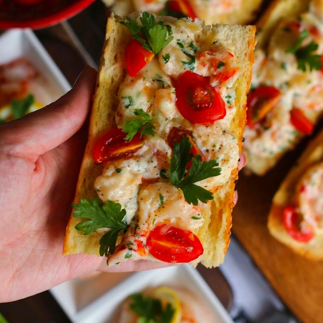 Тост с креветками сыром и помидорами чери,