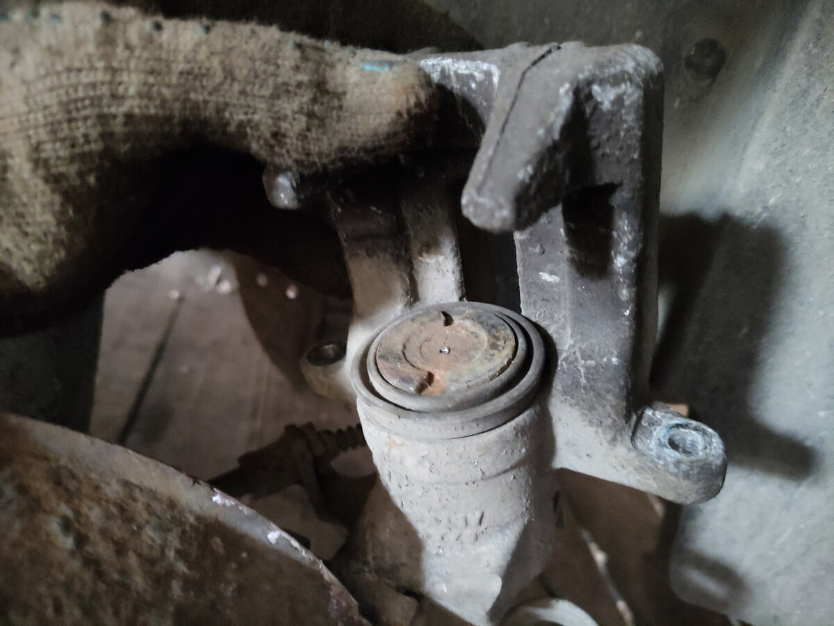 Вдавливаю поршень в суппорте без проблем. Делюсь способами, которыми ...