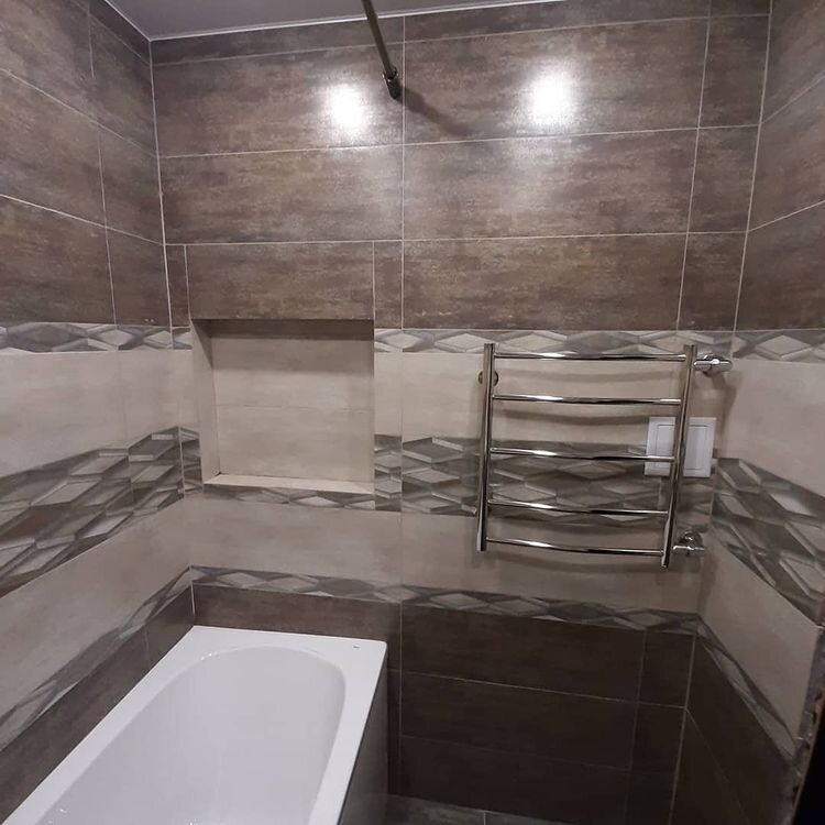 Горизонтальный светлый "фартук" тоже сыграл отрицательную роль - этот прием тоже укорачивает помещение. Кроме того, орнамент выбран тоже неправильно - он слишком геометричный и частый, это рябит в глазах. К тому же по оттенку он совершенно не сочетается с основной плиткой