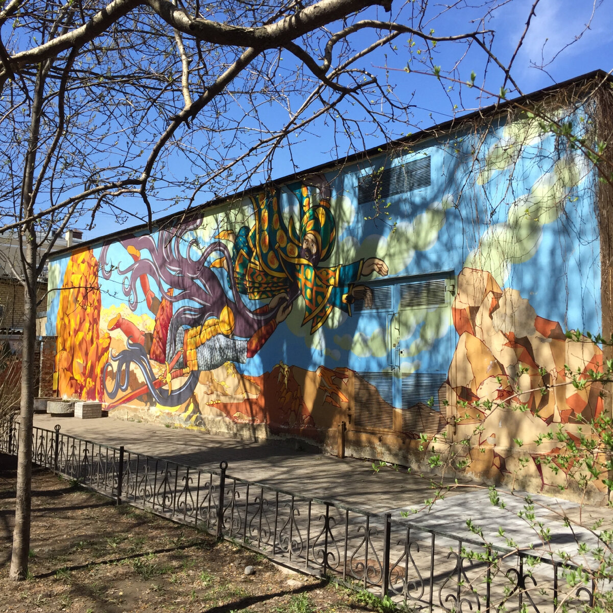 Витязь держит за бороду Черномора. Двор искусств в СПб