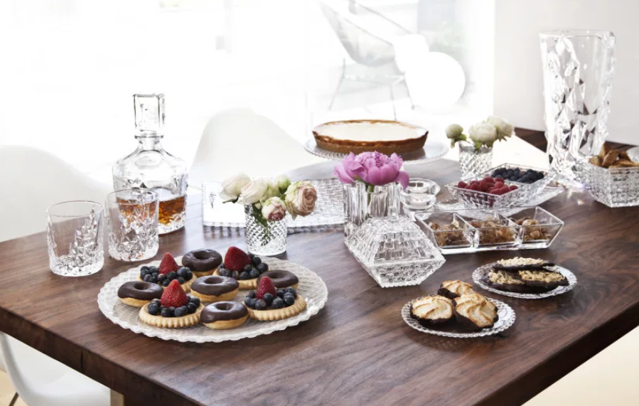  Хрусталь, как впрочем и многое другое, был создан по воле случая. Шел XVII век. Экспериментируя с варкой стекла, англичанин Равенскрофт, внёс в его состав оксид свинца. Результат оказался удачным, получился материал с необычными свойствами. Посуда, сваренная по этому рецепту, обладала чарующим звоном и переливами граней, она просто завораживала.