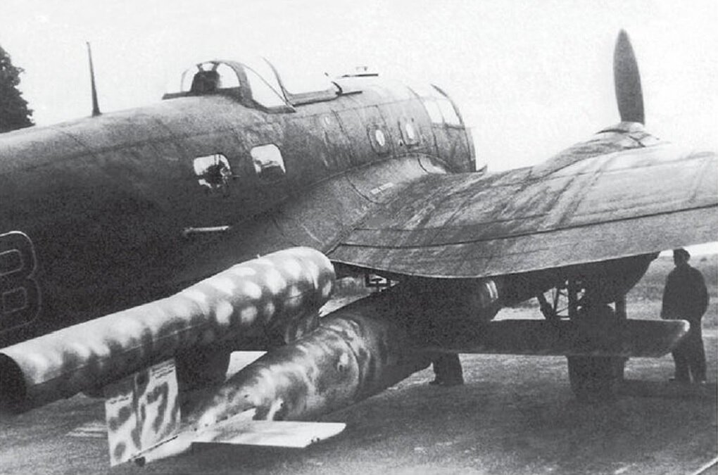 Крылатая ракета фау 1. ФАУ-1 Крылатая ракета. He 111 самолет ФАУ. Хейнкель 111 бомбардировщик. Самолет-снаряд ФАУ-1.