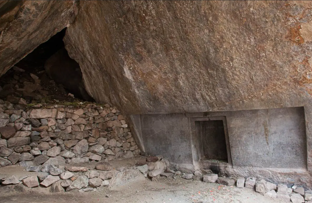 Фото: https://mysteriesrunsolved.com/2021/01/naupa-huaca-portal.html 