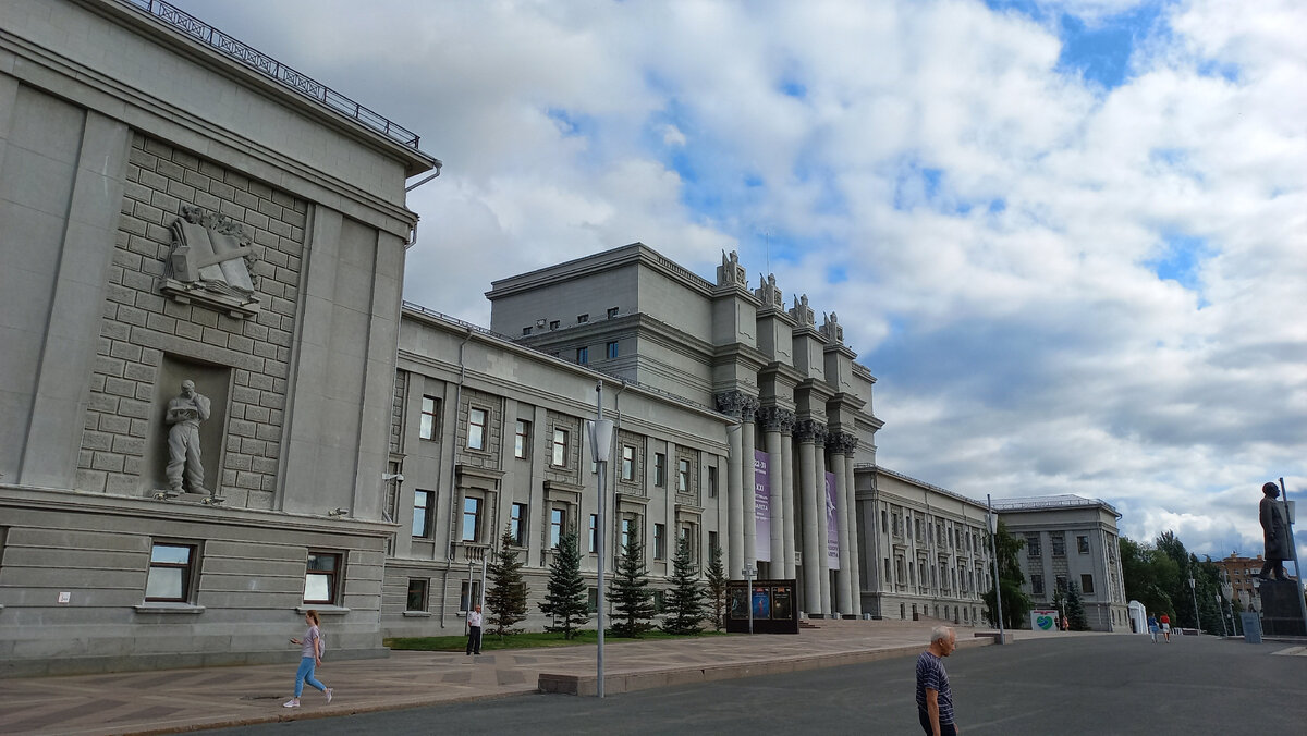 Оперный театр на площади Куйбышева. Странное и слишком суровое здание для театра. Но в Самаре встречаются странности.