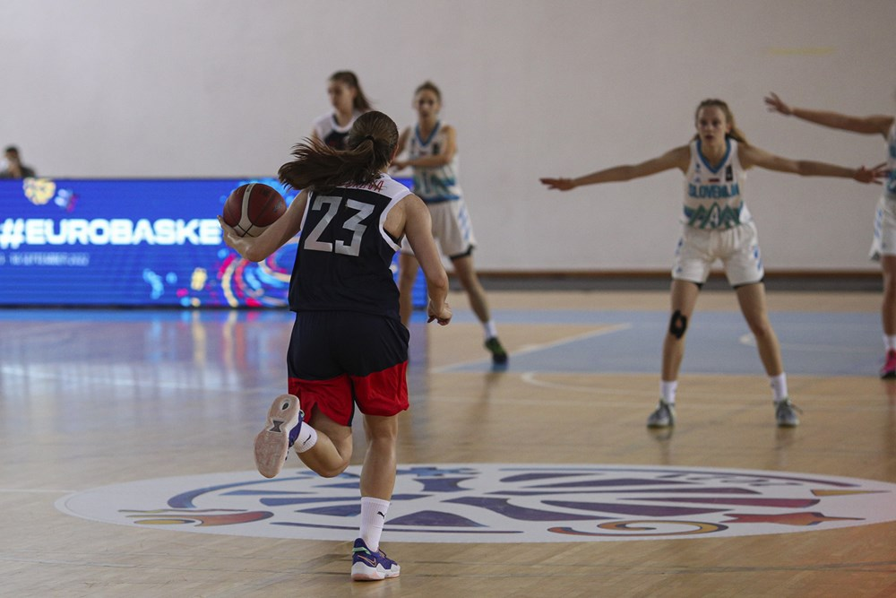 Юлия Савукова в матче против сборной Словении