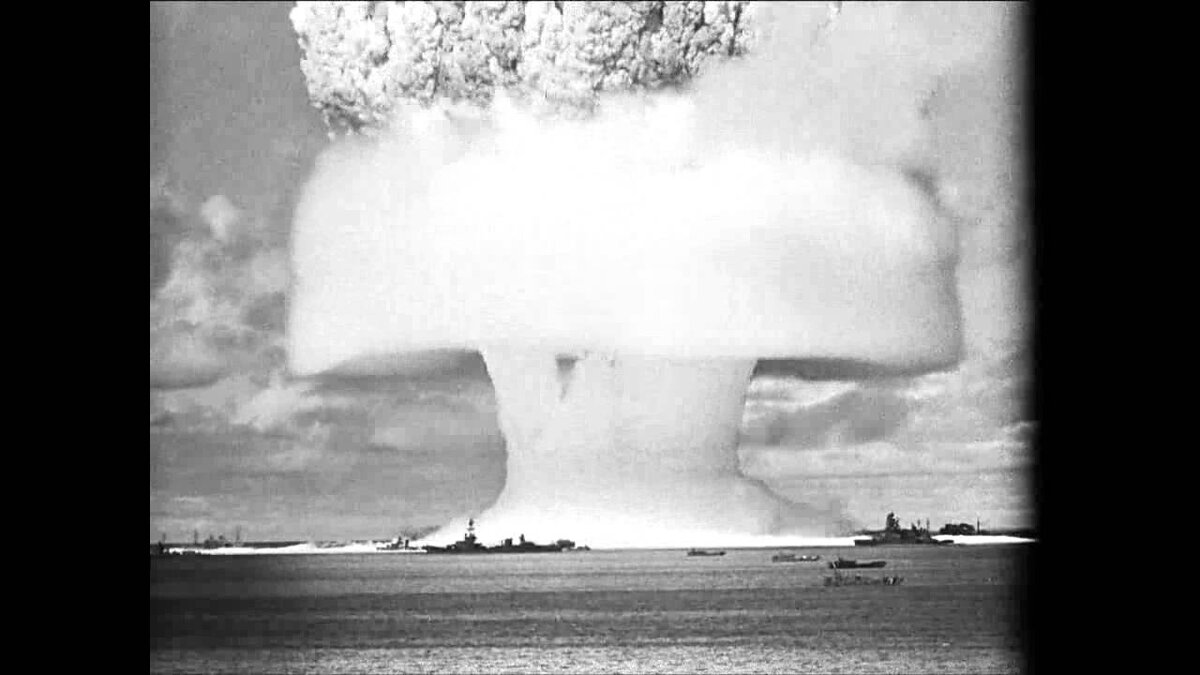 Кольцевое облако при надводном взрыве. Фото с сайта https://ru.wikipedia.org/wiki/%D0%A4%D0%B0%D0%B9%D0%BB:Crossroads_Baker_%D1%81%D1%83%D0%BB%D1%82%D0%B0%D0%BD,_%D0%BE%D0%B1%D0%BB%D0%B0%D0%BA%D0%BE_%D0%B8_%D0%BE%D0%B1%D0%BB%D0%B0%D0%BA%D0%BE_%D0%92%D0%B8%D0%BB%D1%8C%D1%81%D0%BE%D0%BD%D0%B0.JPG 