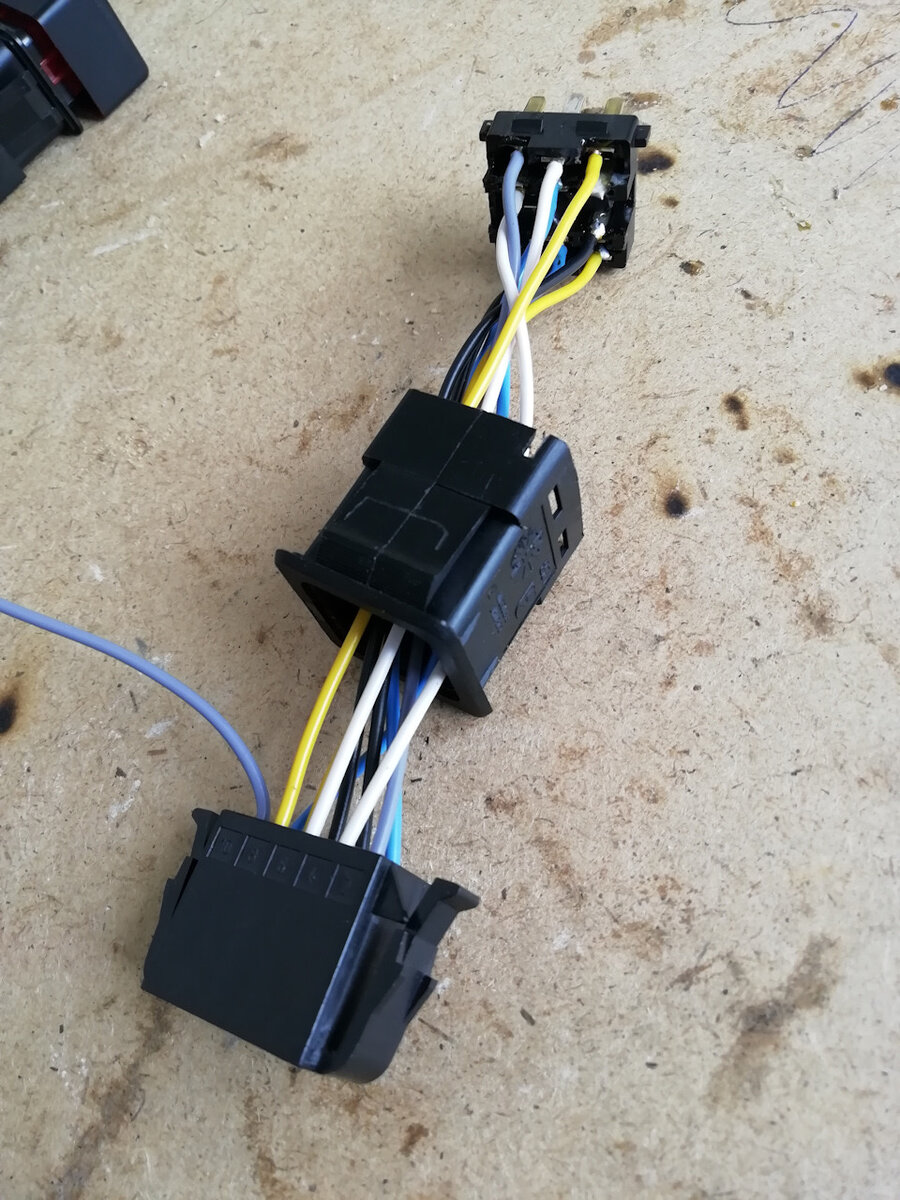 Припаиваемся, один провод остается лишним, можно потом замотать в жгут.