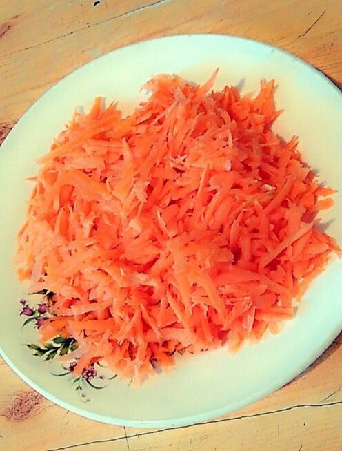Всем привет! Самый простой салат в вашей жизни - морковный, состоящий из двух ингредиентов. Ингридиенты: 1. Подготовим ингредиенты: 2. Натрем морковь на крупной терке и добавим сахар: ВОТ И ВСЕ!!!-2