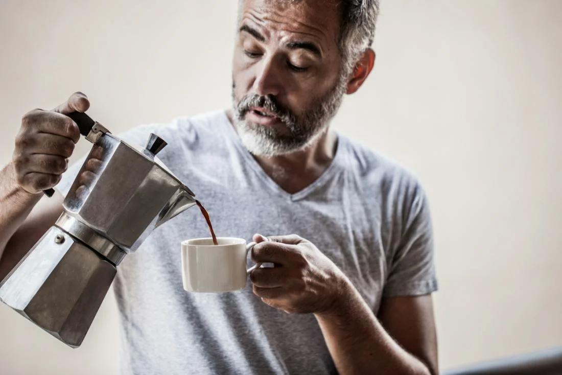 Elder coffee. Мужчина пьет кофе. Мужчина пьющий кофе. Мужчина пьет кофе утром. Мужчина наливает кофе.