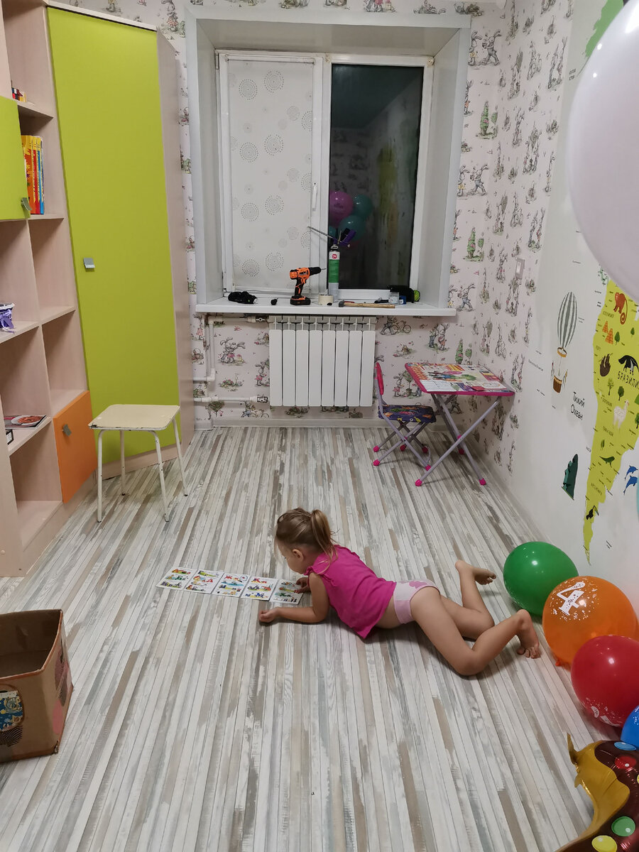 Юля читает книжку на полу