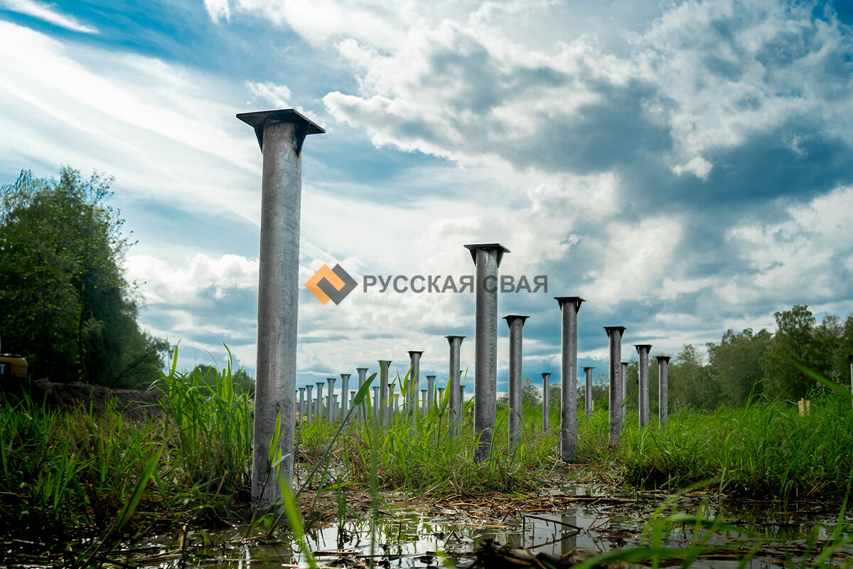 Оцинкованные сваи, установленные в рамках благоустройства парка на Шуваловском проспекте