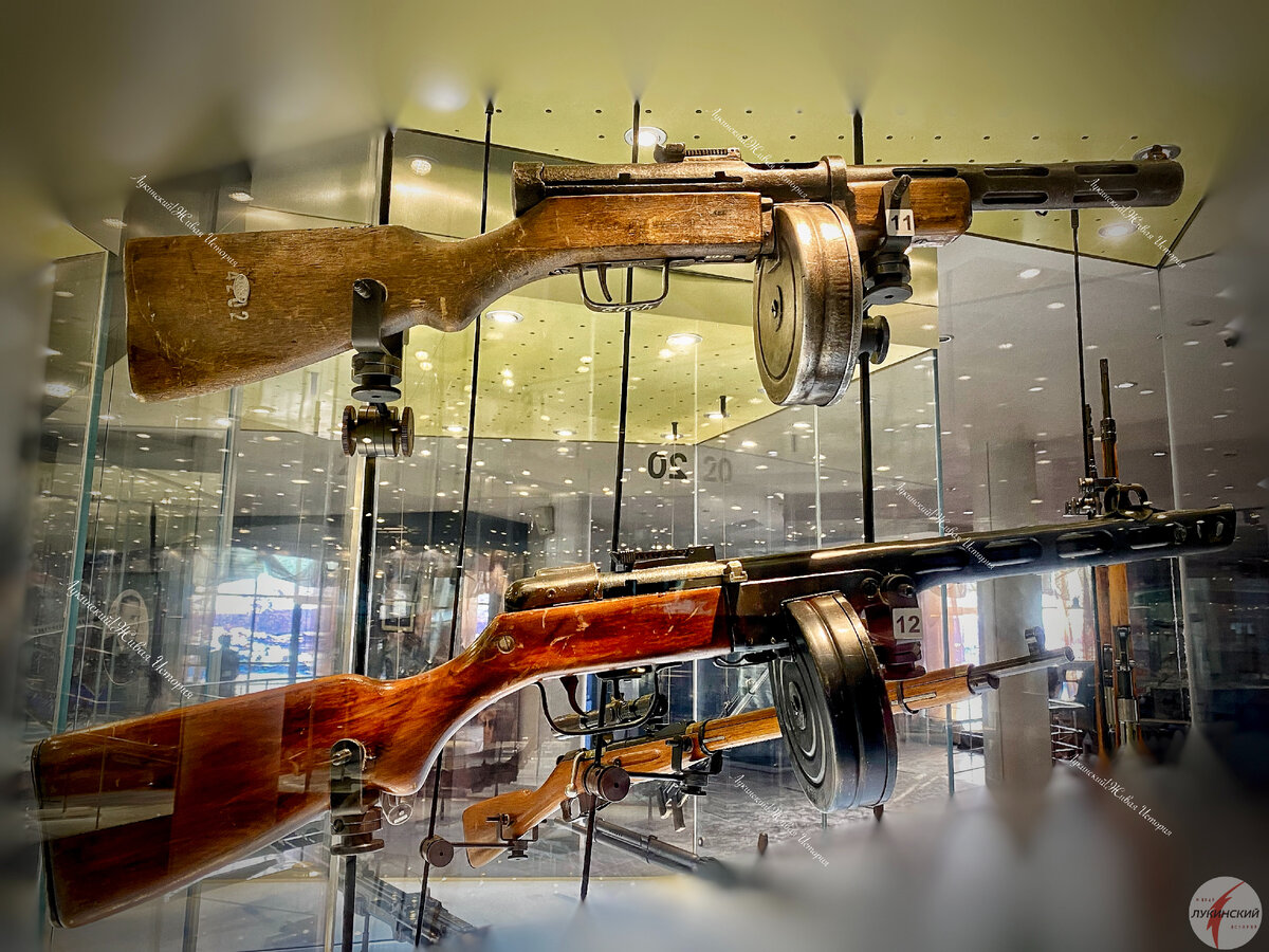 ППД-40 вверху: вес 5,5 кг, магазин 70 патронов, дальность 500 м., пистолетный патрон ТТ 