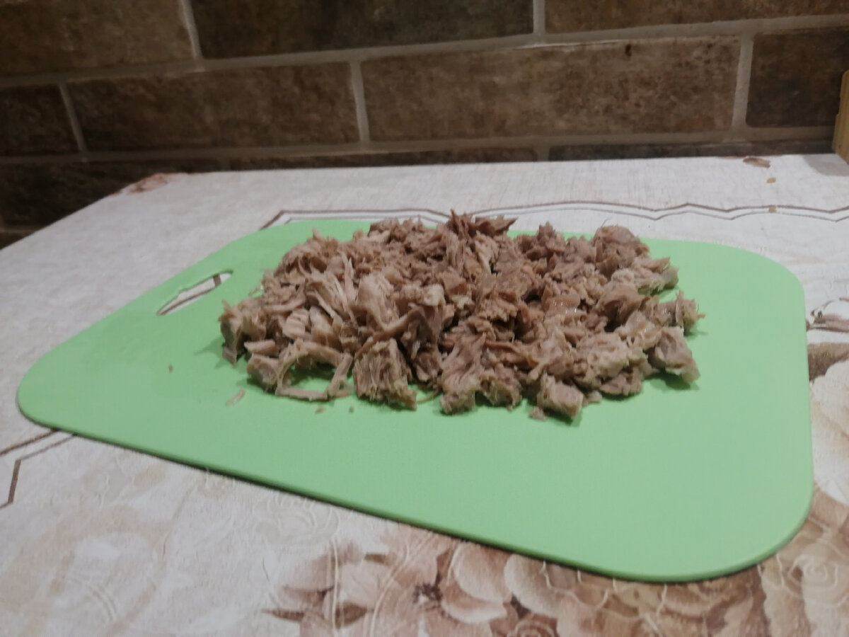 Отвариваю и режу на мелкие кусочки. 