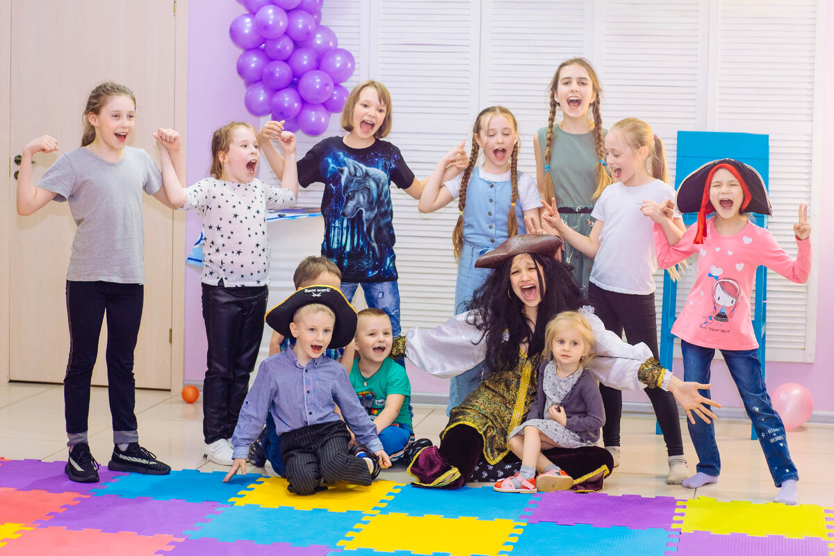 На полу - изобретательная многодетная Мать:)