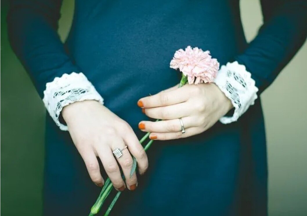 Видеть рукой цвет. Цветы в руках у девушки. Цветок на руку.. Девушка держит цветы. Рука держит цветок.
