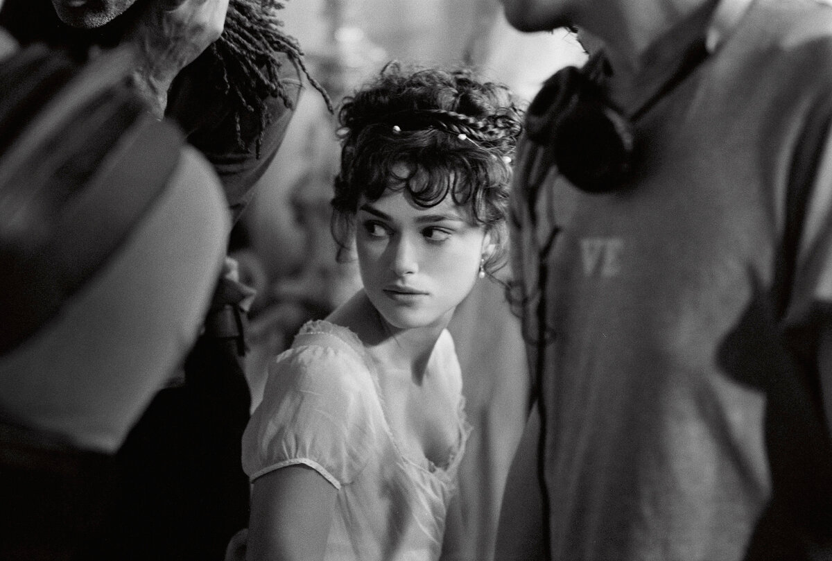 Кира Найтли на съемках "Гордости и предубеждения" (2005)