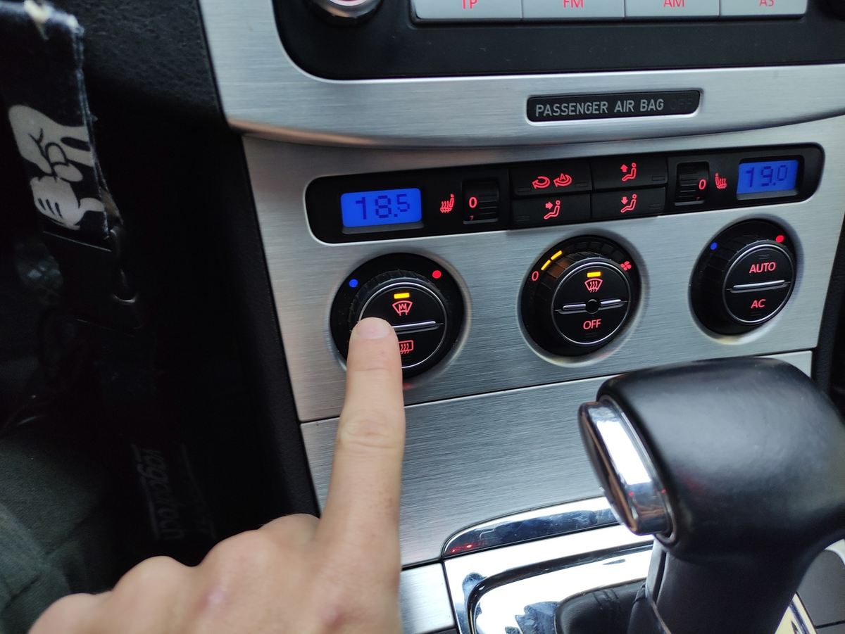 Обогрев лобового стекла - крайне полезная функция, которой мне не хватало на прошлых автомобилях