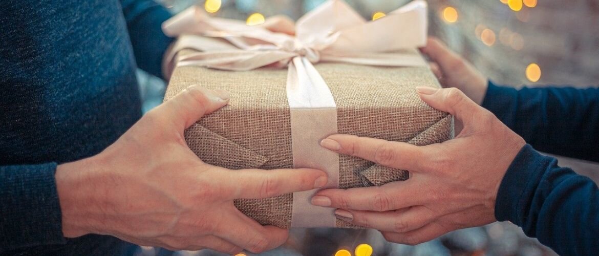 Что можно подарить маме на 43-44 года: идеи подарков от сына и дочки