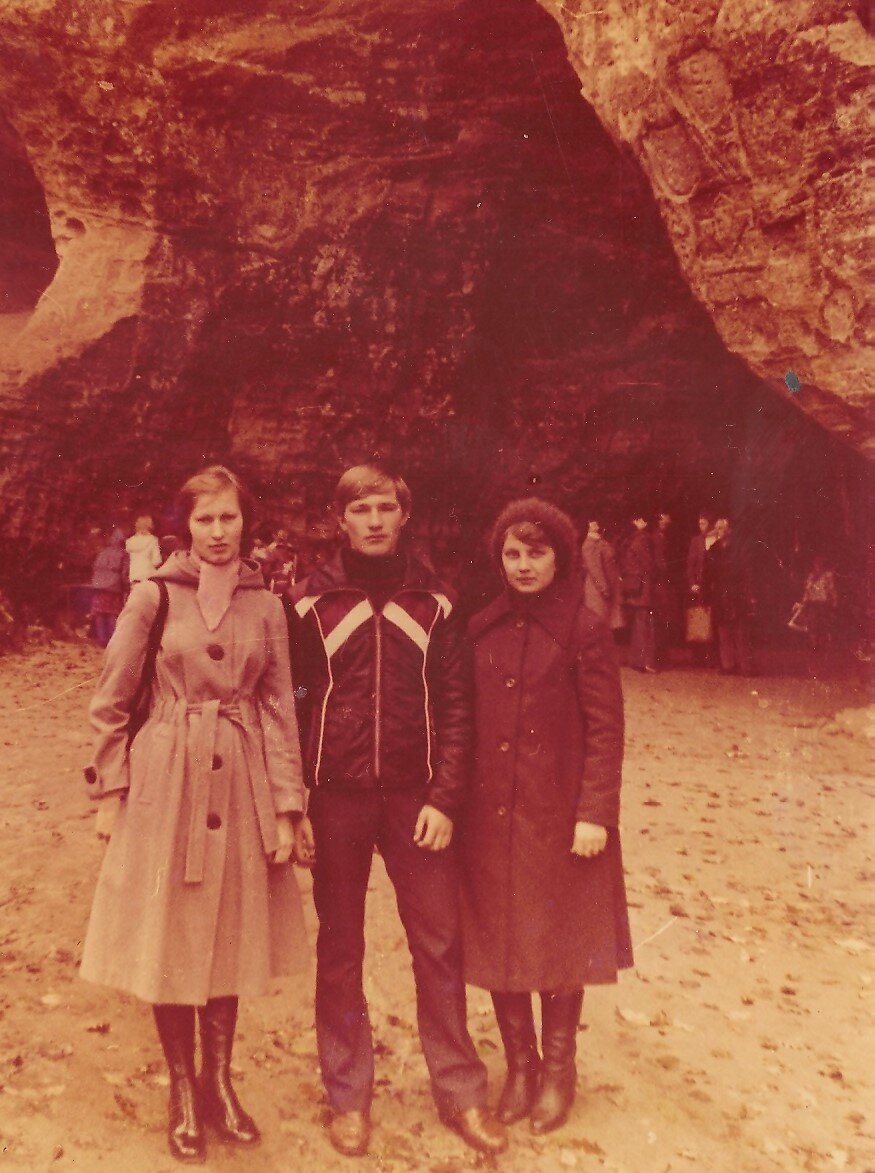 Личное фото. Осень 1985 г. Сигулда. У пещеры Гутманя. Моя- в сером.
