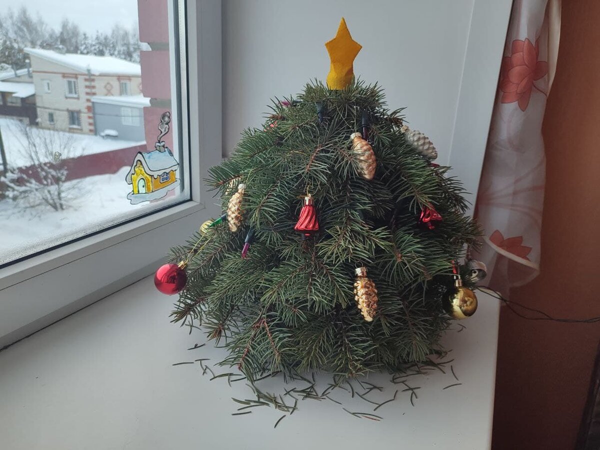 Елочка из ветвей ели колючей уже начала осыпаться