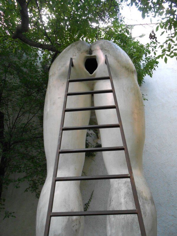 скульптура подхалимство в праге. страх и малодушие. подхалим карикатура. скульптура давида черного подхалимство. подхалимство.