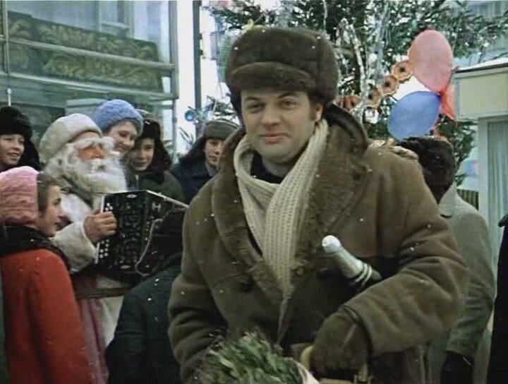 Читая ностальгически-восторженные восклицания о жизни простых людей во времена Советского союза, иногда поражаешься странноватой благостности этих воспоминаний.-5