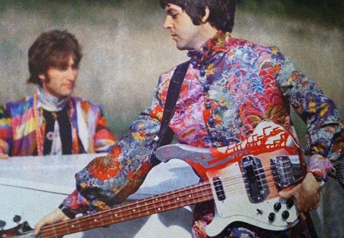 Пол Маккартни с басом "Rickenbacker". Фото из открытых источников