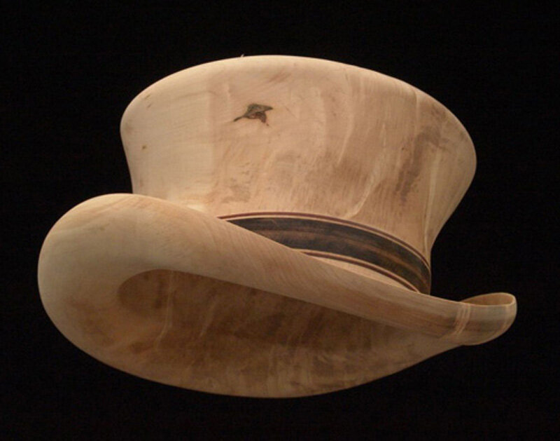 Работа Йоханнеса Михельсена, 2005 год. Полоса на шляпе выполнена как раз выжиганием при помощи трения. Фото: http://carverscompanion.com/