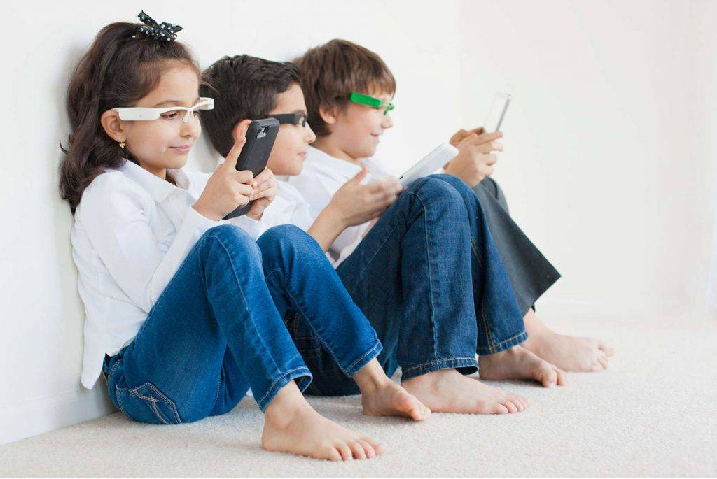Общество окружающее ребенка. Подросток в очках. Современные дети и гаджеты. Люди с гаджетами. Ребенок со смартфоном.