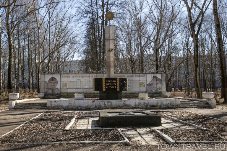 Павлово на Оке

В 2019 году в Зелёном парке провели реконструкцию: поменяли покрытие дорожек, сделали освещение, установили новую сцену, игровую и спортивную площадки. Не отреставрировали только старый фонтан, его решили засыпать землёй и превратить в клумбу.

