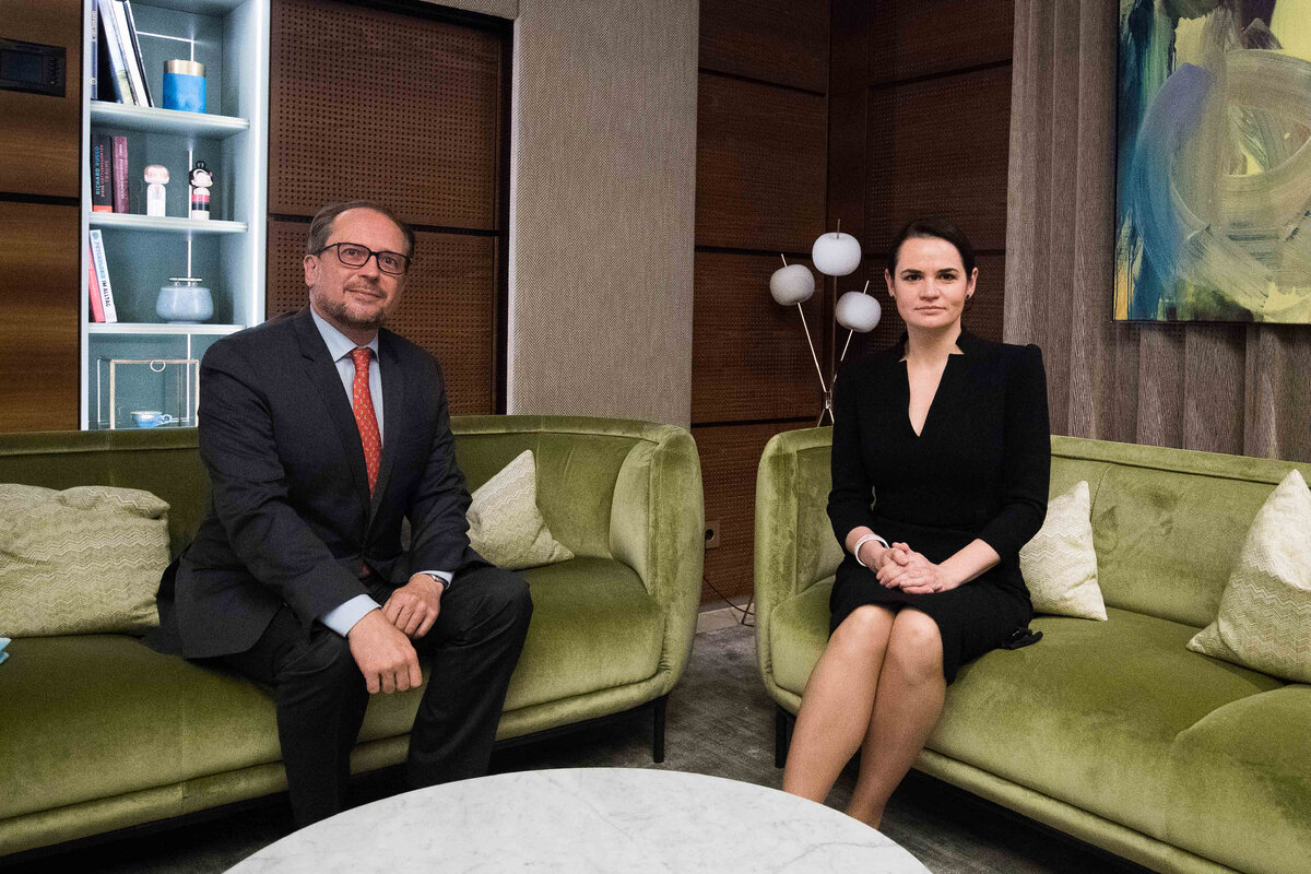 На снимке министр иностранных дел А́встрии Ша́лленберг, министр иностранных дел якобы нейтрального государства с самопровозглашенным белорусским президентом и путчистом Тихано́вская, его попытка государственного переворота была поддержана США, НАТО и ЕС.