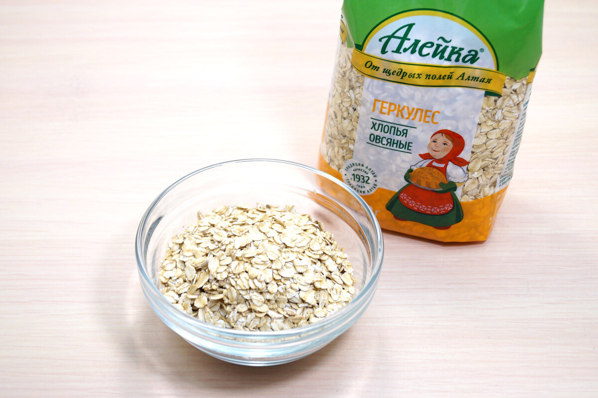 Отмерить 5 ст. ложек овсяных хлопьев Геркулес ТМ «Алейка», от щедрых полей Алтая.