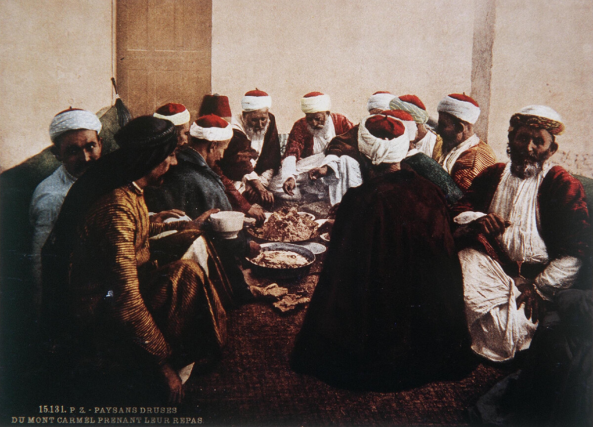 Друзы за трапезой из традиционных продуктов. By Félix Bonfils, Public Domain, https://commons.wikimedia.org/w/index.php?curid=59128529