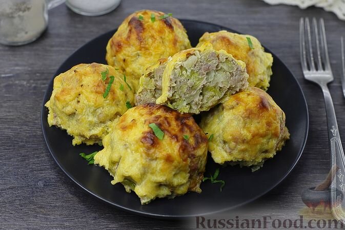 фарш мясной, капуста белокочанная, сыр твёрдый, лук репчатый, яйца, масло растительное, сметана, соль, перец чёрный молотый