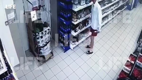В Петербурге мужчина украл две бутылки водки и ударил кассиршу, которая пыталась его задержать. Видео © LIFE