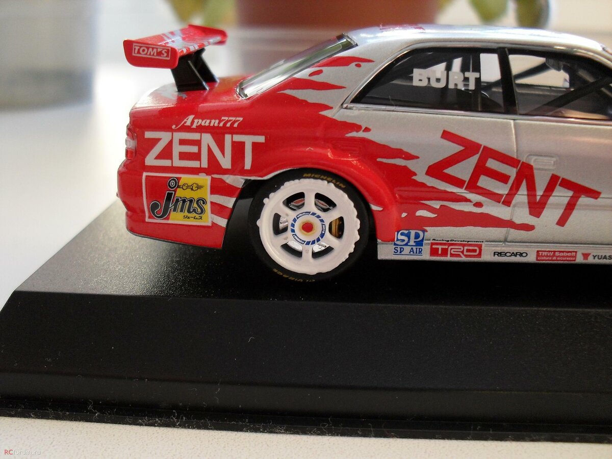 У большинства моделей автомобилей колеса, как правило, состоят из дисков и покрышек. Диск зачастую отлит из пластика, а покрышка из резины. Если не углубляться в химию, а говорить бытовым языком - при длительном и плотном взаимодействии некоторых видов резины и пластика - выделяется тепло, которое провоцирует оплавление колесных дисков (пластика). В связи с тем, что такая реакция и ее последствия встречаются на совершенно разных машинках разных фирм, выпущенных совершенно в разные периоды времени - можно говорить о том, что при производстве моделек крайне часто изготовители выбирают несовместимые материалы. Почему никто не сделал выводы до сих пор? Я не знаю, но, к примеру, у грузовиков от Элекон как была эта проблема 25 лет назад, так она и есть сегодня. 