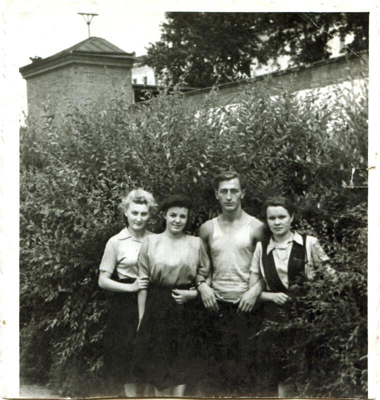 «Девушкам нравятся речники». Неизвестный автор, 1 января 1950 - 1 января 1955 года, г. Омск, из архива Андрея Чердынцева.