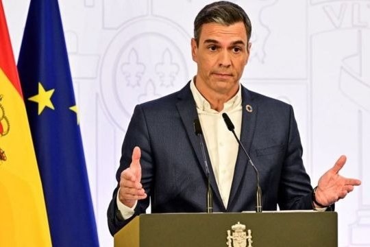     Премьер-министр Испании предложил отказаться от галстуков для экономии электроэнергии