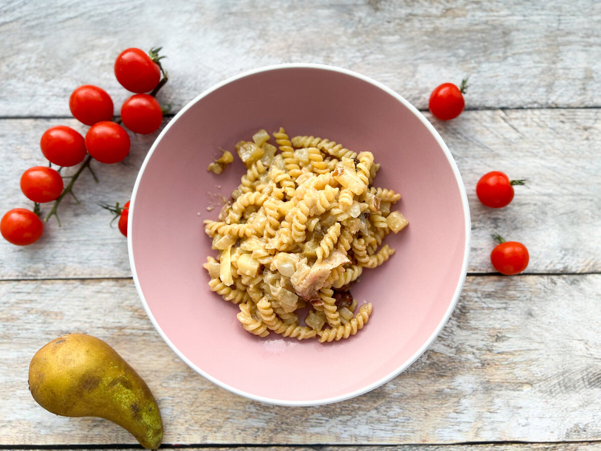 Паста с грушей и беконом