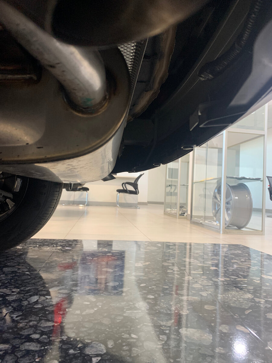 На фото вид снизу заднего бампера. Где кроме проводов ТСУ, ничего похожего на сенсор открывания нет.