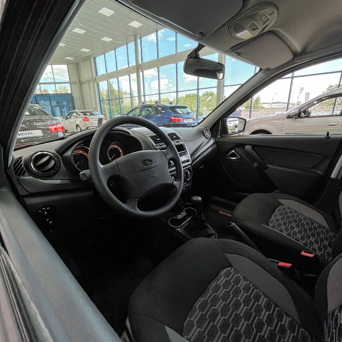 В целом, салон Гранты Кросс не отличается от досанкционной машины. Выдаёт его только руль.