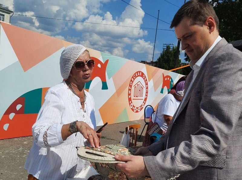 министр покупает сумку жене 