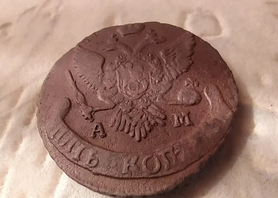 Чеканка монет на Монетном дворе. Монета с буквой м. Чекан монеты с запресовкой д. Наполеон чеканил росийски ЕМОНЕТЫ.